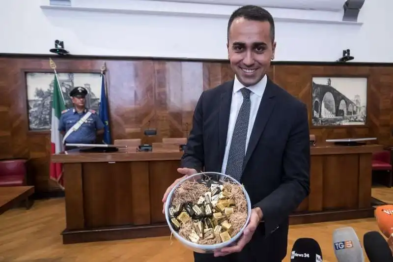 luigi di maio annuncia l'accordo per lo stabilimento pernigotti 7