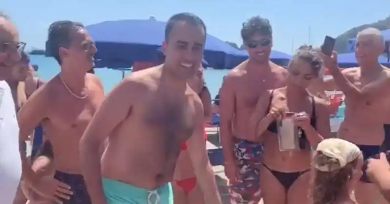 luigi di maio in spiaggia a palinuro 2