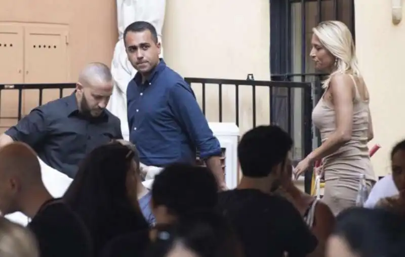 luigi di maio passeggia per roma con virginia saba 2