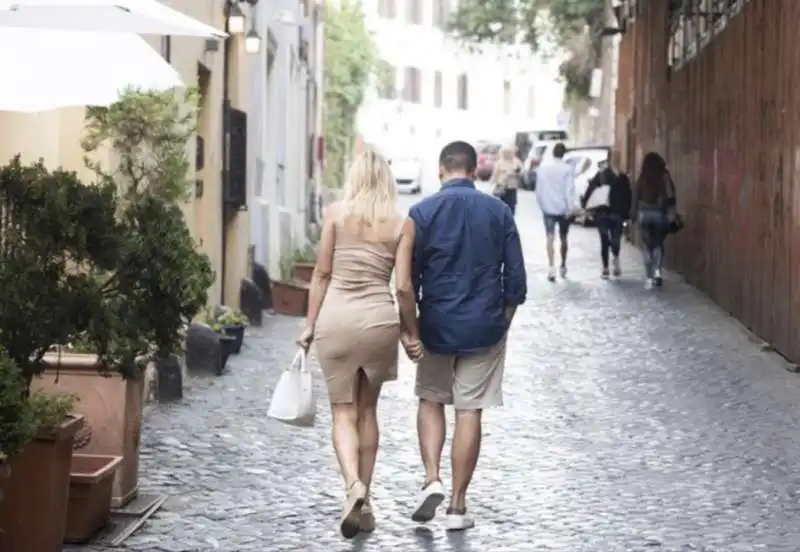 luigi di maio passeggia per roma con virginia saba 6