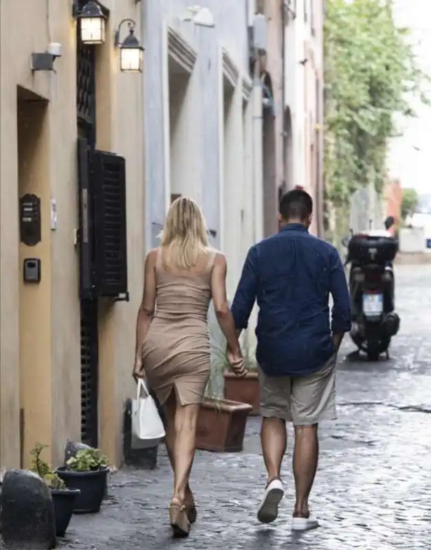 luigi di maio passeggia per roma con virginia saba 8