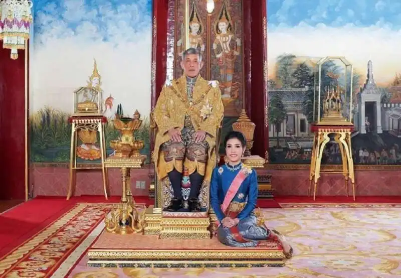 maha vajiralongkorn e sineenat wongvajirapakdi  2