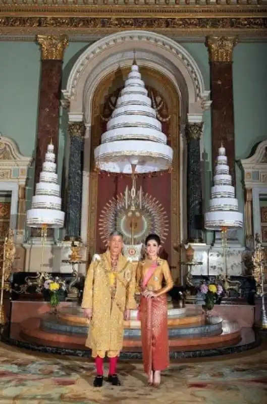 maha vajiralongkorn e sineenat wongvajirapakdi  3