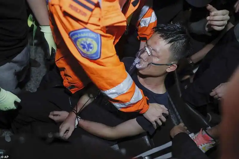 manifestanti feriti a hong kong