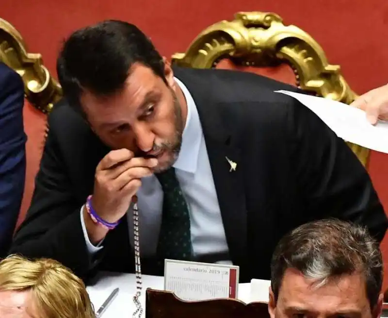 matteo salvini bacia il rosario mentre parla giuseppe conte