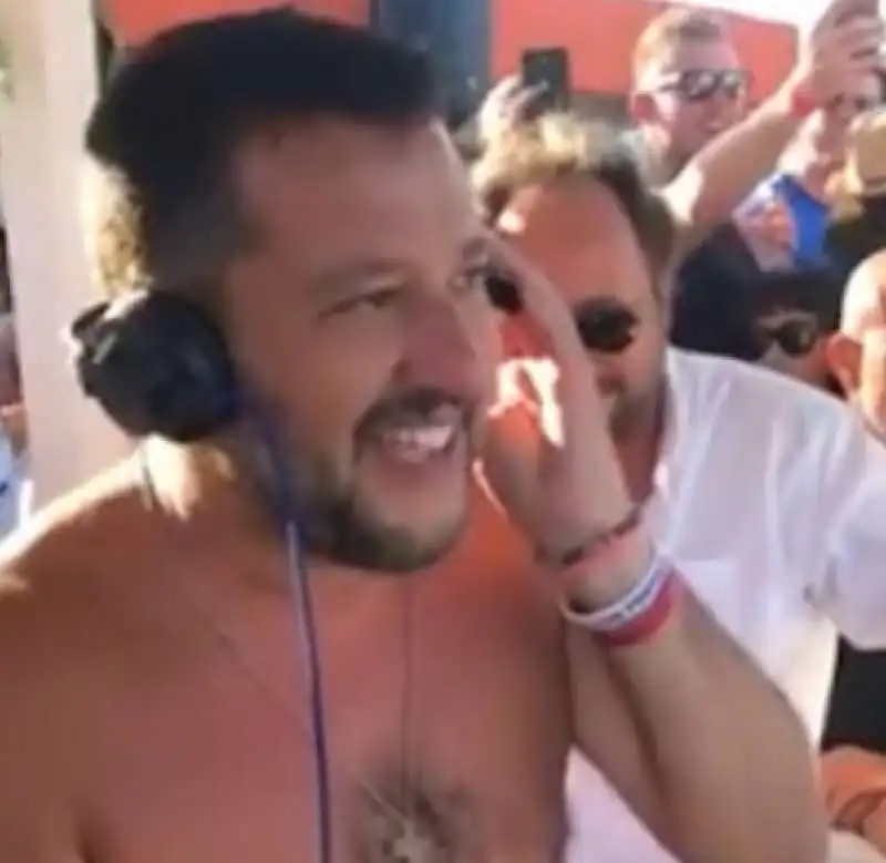 matteo salvini deejay al papeete 1