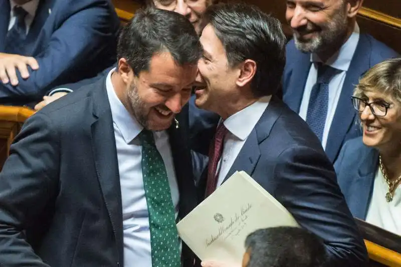 matteo salvini e giuseppe conte in senato prima del discorso del premier