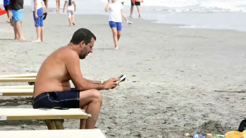 matteo salvini in spiaggia a milano marittima 6