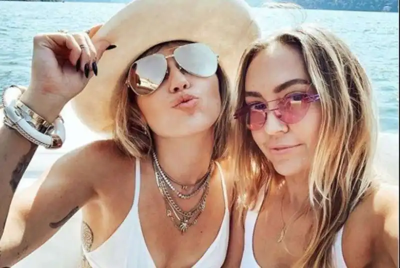 miley cyrus e kaitlynn carter 1