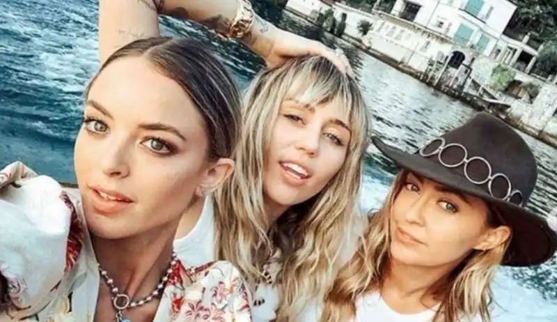 Miley Cyrus, la sorella  Brandi e la blogger Kaitlynn Carter