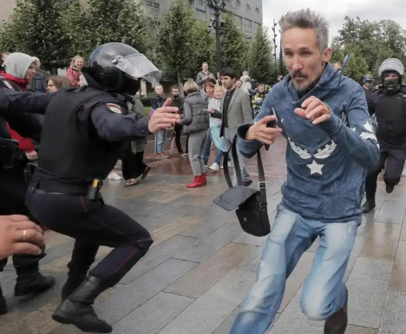 mosca   arresti durante le proteste anti putin 10 4