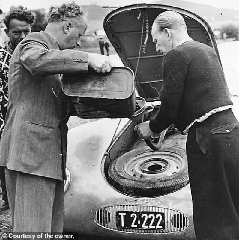 otto mathe fa rifornimento alla porsche type 64