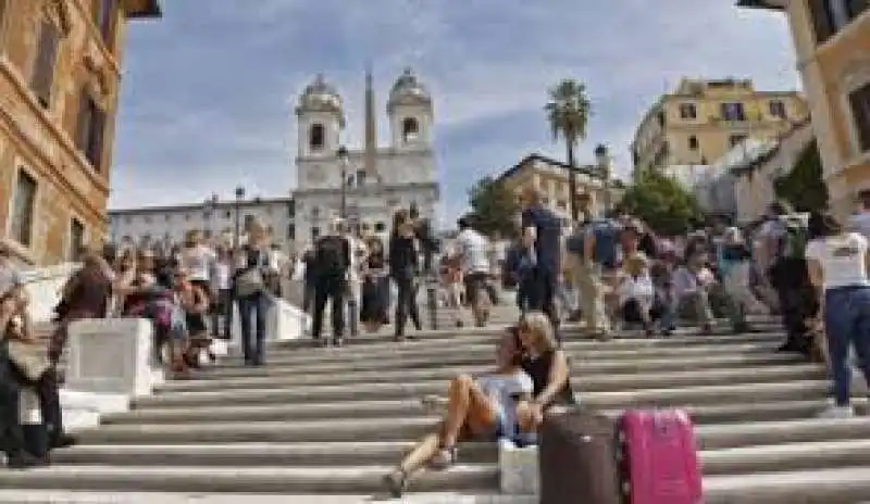 persone sedute sulla scalinata di trinita' dei monti