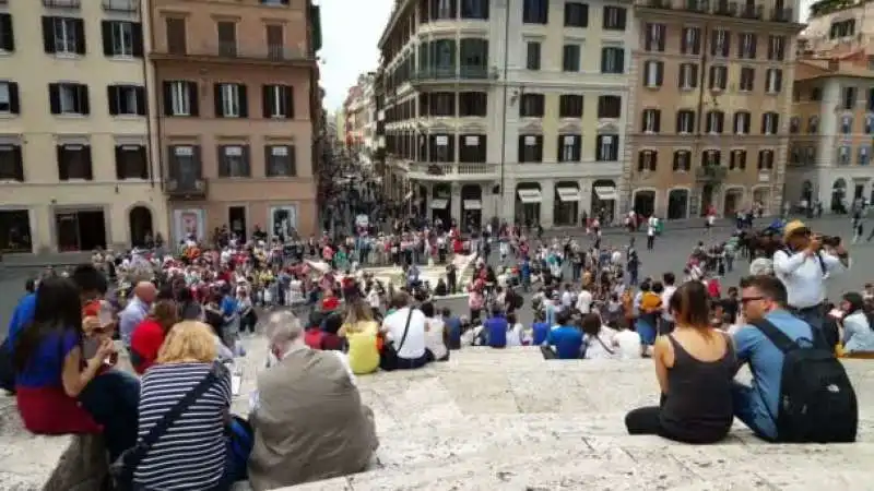 persone sedute sulla scalinata di trinita' dei monti 5