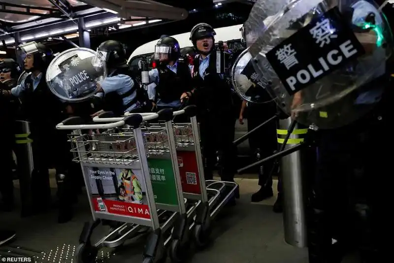 polizia usa gas urticanti a hong kong 1