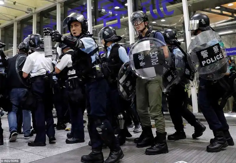 polizia usa gas urticanti a hong kong