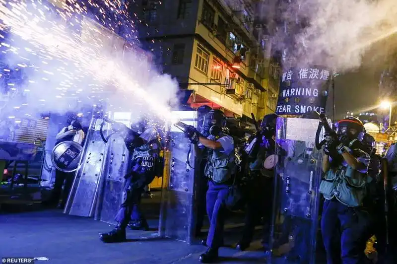 proteste a hong kong   la polizia spara gas lacrimogeno 1