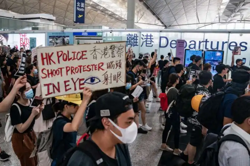 proteste all'aeroporto di hong kong