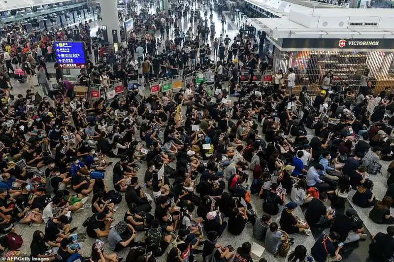 proteste all'aeroporto di hong kong 2