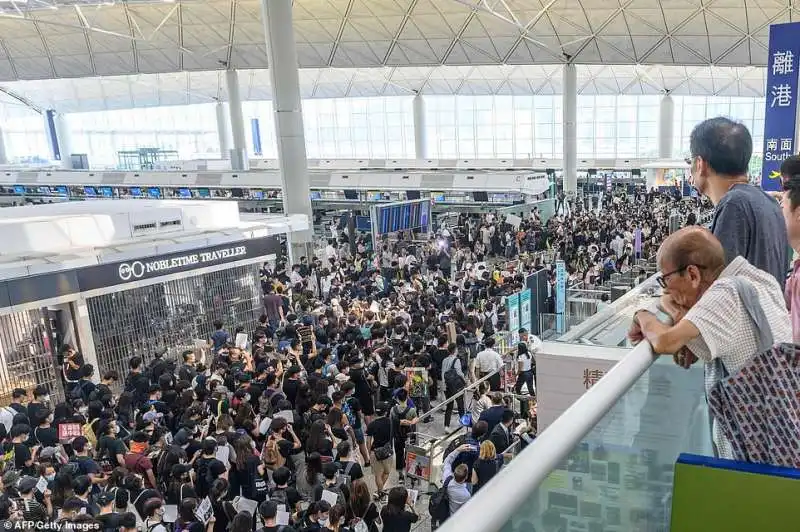 proteste all'aeroporto di hong kong 3