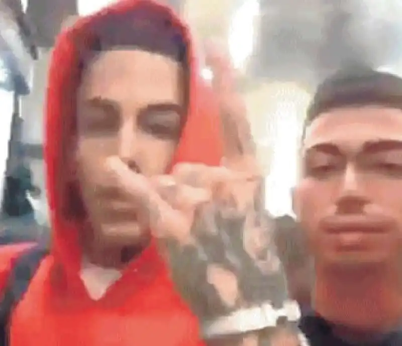 sfera ebbasta con ugo di puorto, uno dei ragazzi della banda dello spray di corinaldo 1