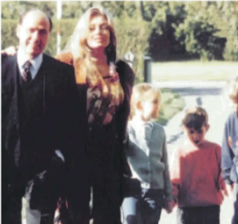 silvio berlusconi con veronica lario e i figlio barbara, eleonora e luigi   1990