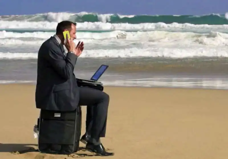 TELEFONINO IN SPIAGGIA     