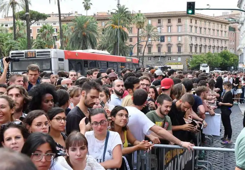 tutti in attesa delle star di c era una volta a hollywood (2)