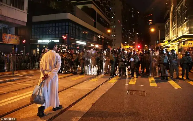 un prete davanti alla polizia a hong kong 1