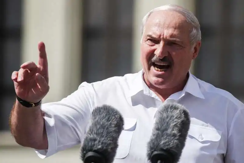 aleksandr lukashenko in piazza 14