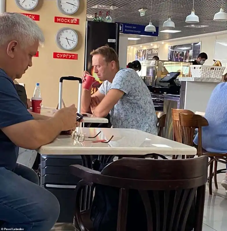 alexei navalny al bar dell'aeroporto dove sarebbe stato avvelenato