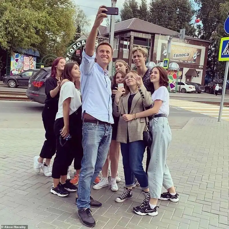 alexei navalny con alcuni fan a tomsk, poco prima di sentirsi male 