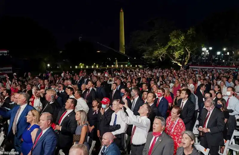 assembramenti alla casa bianca per il discorso di trump 