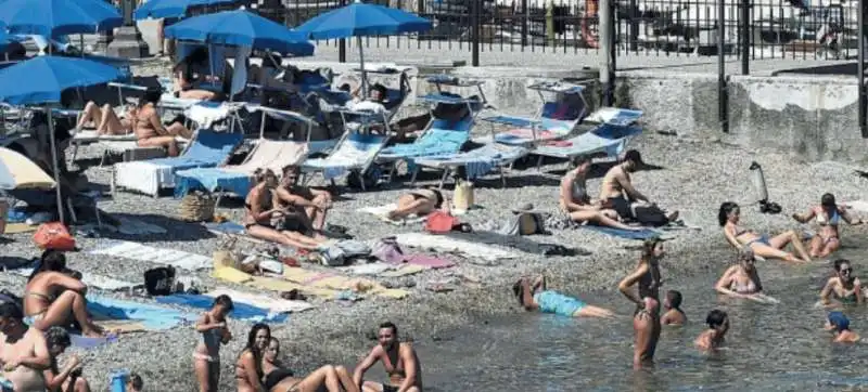 assembrati in spiaggia senza mascherina 2