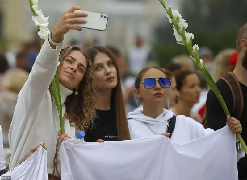 bielorusse bone in piazza contro lukashenko 