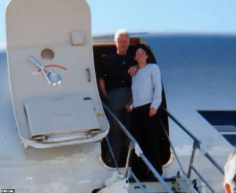 bill clinton e ghislaine maxwell scendono dal jet privato di jeffrey epstein