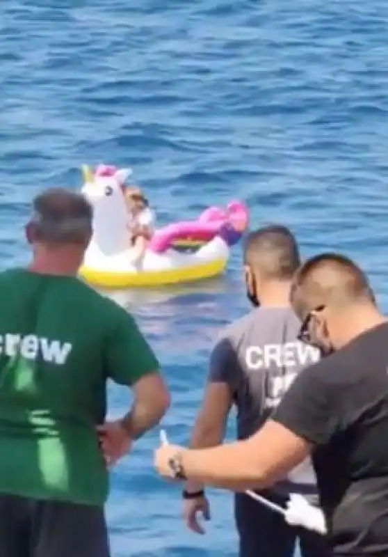 bimba al largo in grecia con un unicorno gonfiabile 2