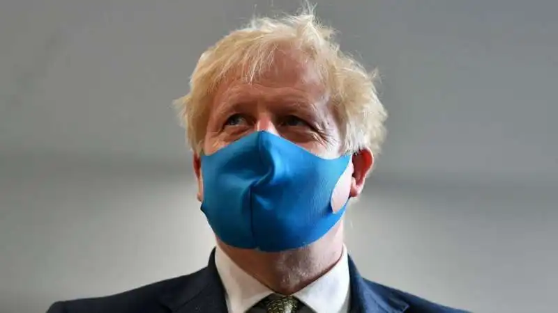 BORIS JOHNSON CON LA MASCHERINA