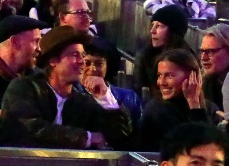 brad pitt e nicole poturalski  7