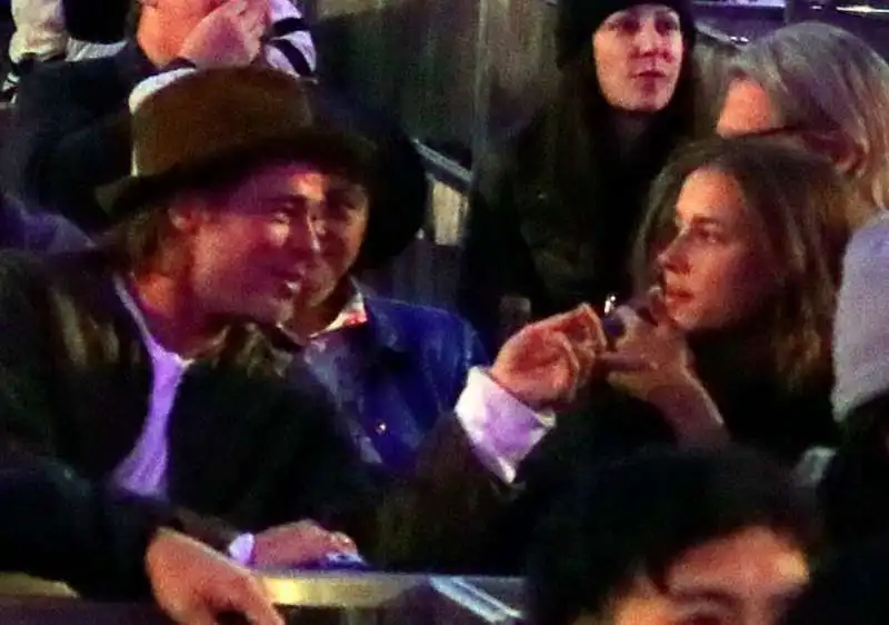 brad pitt e nicole poturalski  8