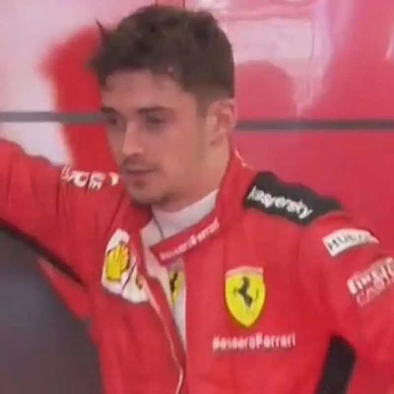 charles leclerc disperato dopo il ritiro