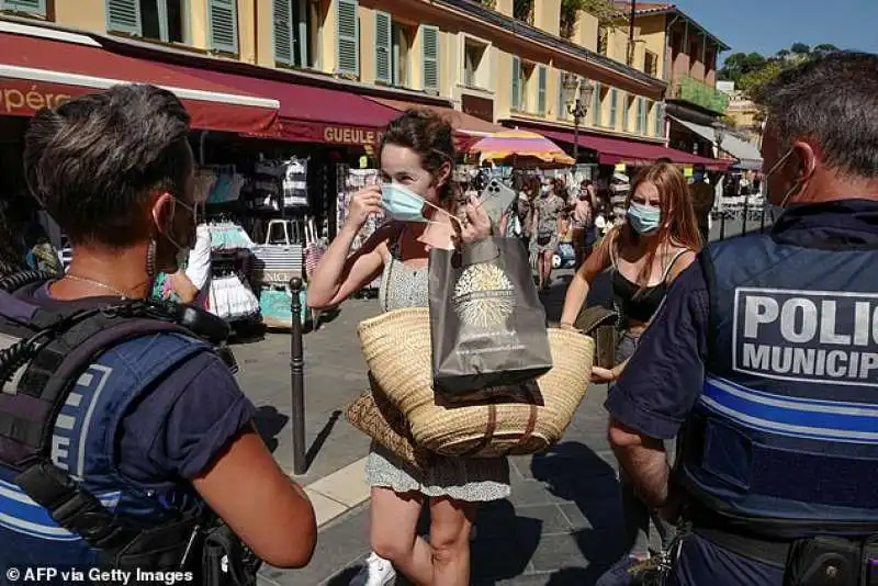 coronavirus   obbligo di mascherina a biarritz, in francia 