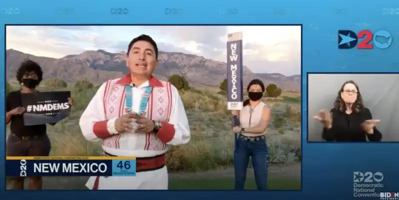 derrick lente e il vestito dei nativi in new mexico alla convention dem