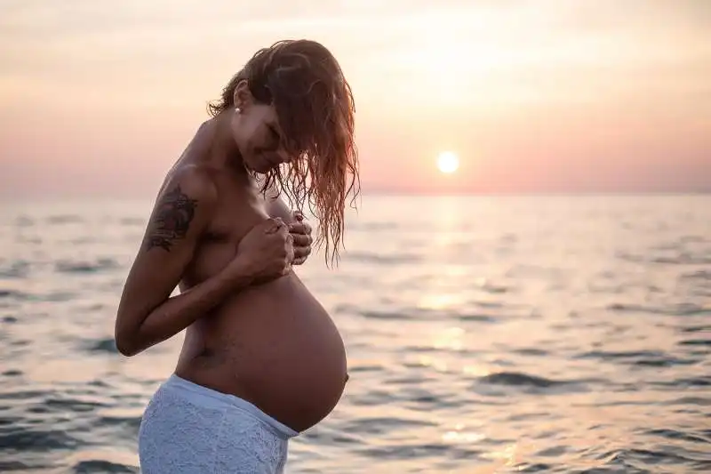 donna incinta al mare