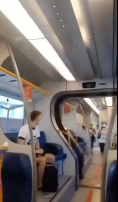 donna si rifiuta di mettere la mascherina in treno 1