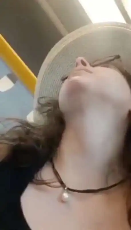 donna si rifiuta di mettere la mascherina in treno 