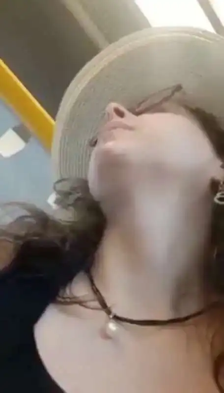 donna si rifiuta di mettere la mascherina in treno 4