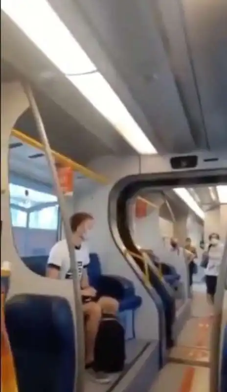 donna si rifiuta di mettere la mascherina in treno8