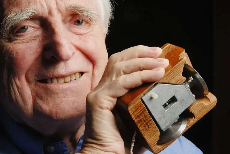 douglas engelbart con il primo mouse da computer 