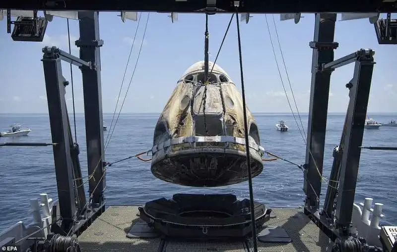 dragon endeavour spacex dopo l ammaraggio